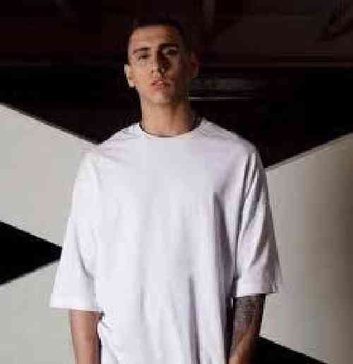 شایان یو ولی اون فرق میکرد با همه برام دوباره منمو این فکرای کثیف